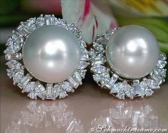 Detaillierte Ohrstecker mit 14-15 mm Südseeperlen und Baguette-, Marquise- und Brillant-Diamanten in Weißgold 750