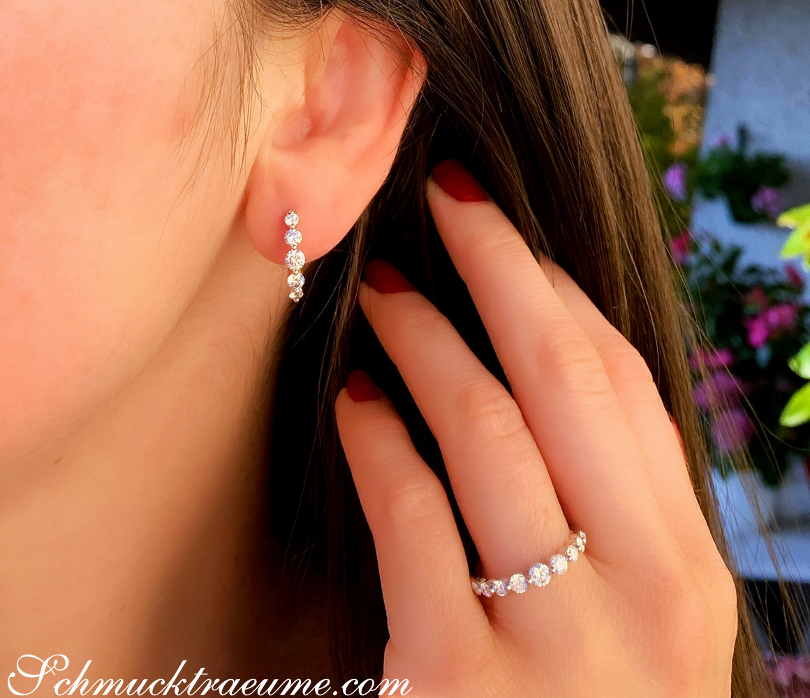 Schwebende Brillantencreolen in Weißgold 750, detailreiches Ohr mit roten Nägeln