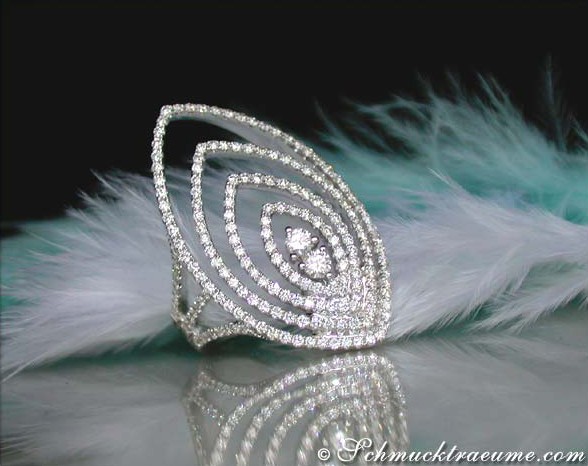 Glänzender Diamant-Ring in Weißgold mit spiralförmigen Brillanten