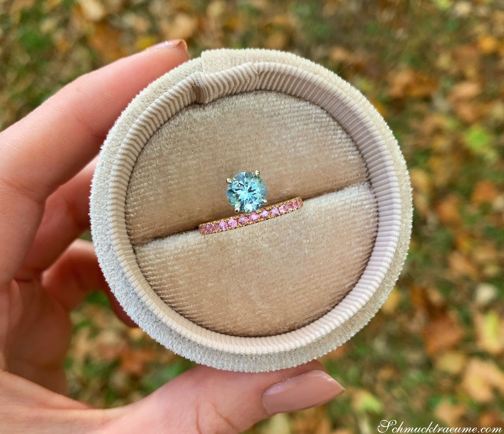 Verpackter Aquamarin-Ring mit rosa Saphiren im Freien
