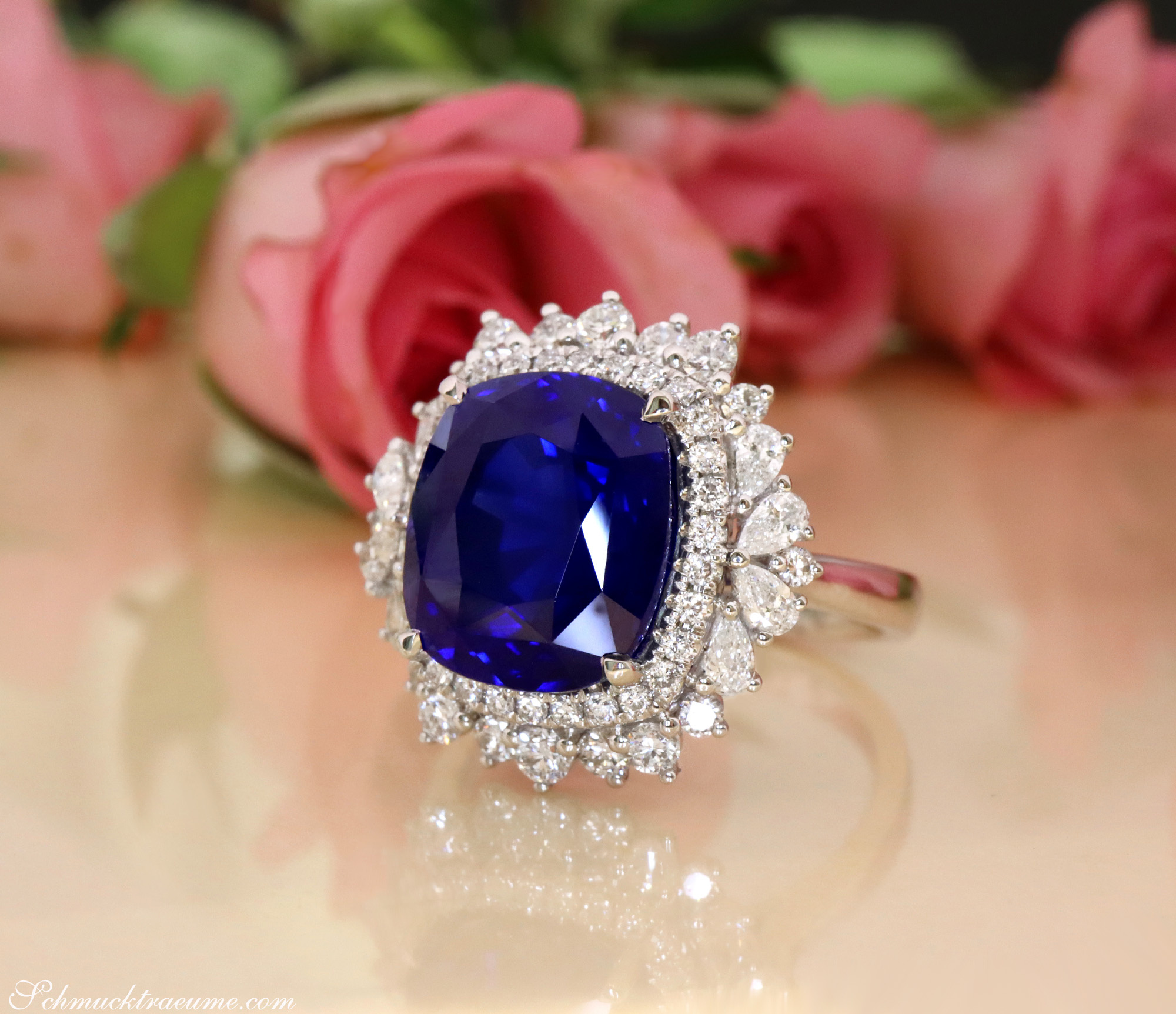 Ceylon Saphir-Ring mit Diamanten, detailreich, Blumen im Hintergrund