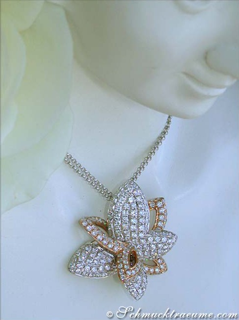 Schmetterling-Anhänger aus Weiß- und Roségold mit Brillanten getragen