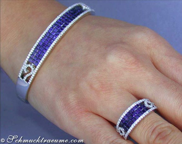 Klassischer Saphir-Armreif mit Brillanten auf der Hand