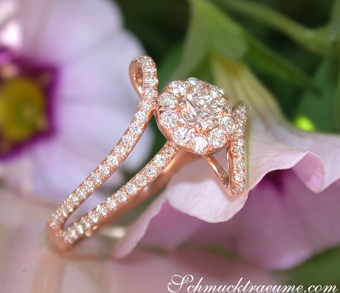 Mini Solitär-Ring aus Roségold mit Brillanten, Detailaufnahme auf Blume