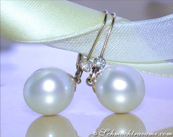 Gelbgold-585-Ohrhänger mit 10-11mm Südseeperlen und Brillanten, detailgetreu auf Satinband präsentiert.
