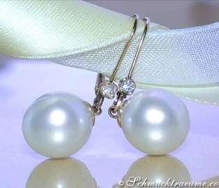 Gelbgold-585-Ohrhänger mit 10-11mm Südseeperlen und Brillanten, detailgetreu auf Satinband präsentiert.