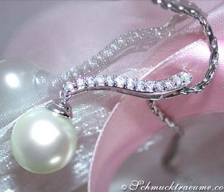 Weißgold-Anhänger mit Südseeperle und Brillanten, Detailaufnahme auf rosa Satin.
