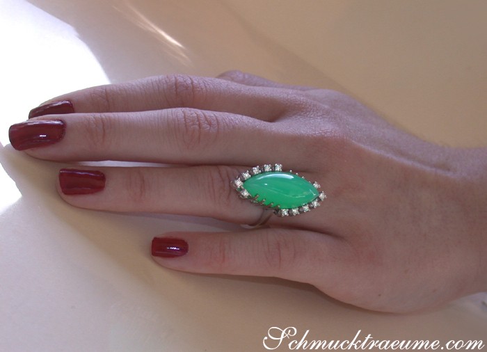 Chrysopras-Ring mit Brillanten in Weißgold, Detailansicht auf Hand