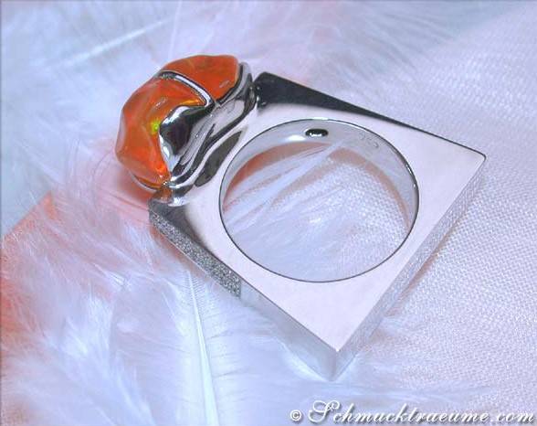 Silberner Ring mit orangefarbenem Feueropal und Brillanten, Detailaufnahme, Perspektive von oben