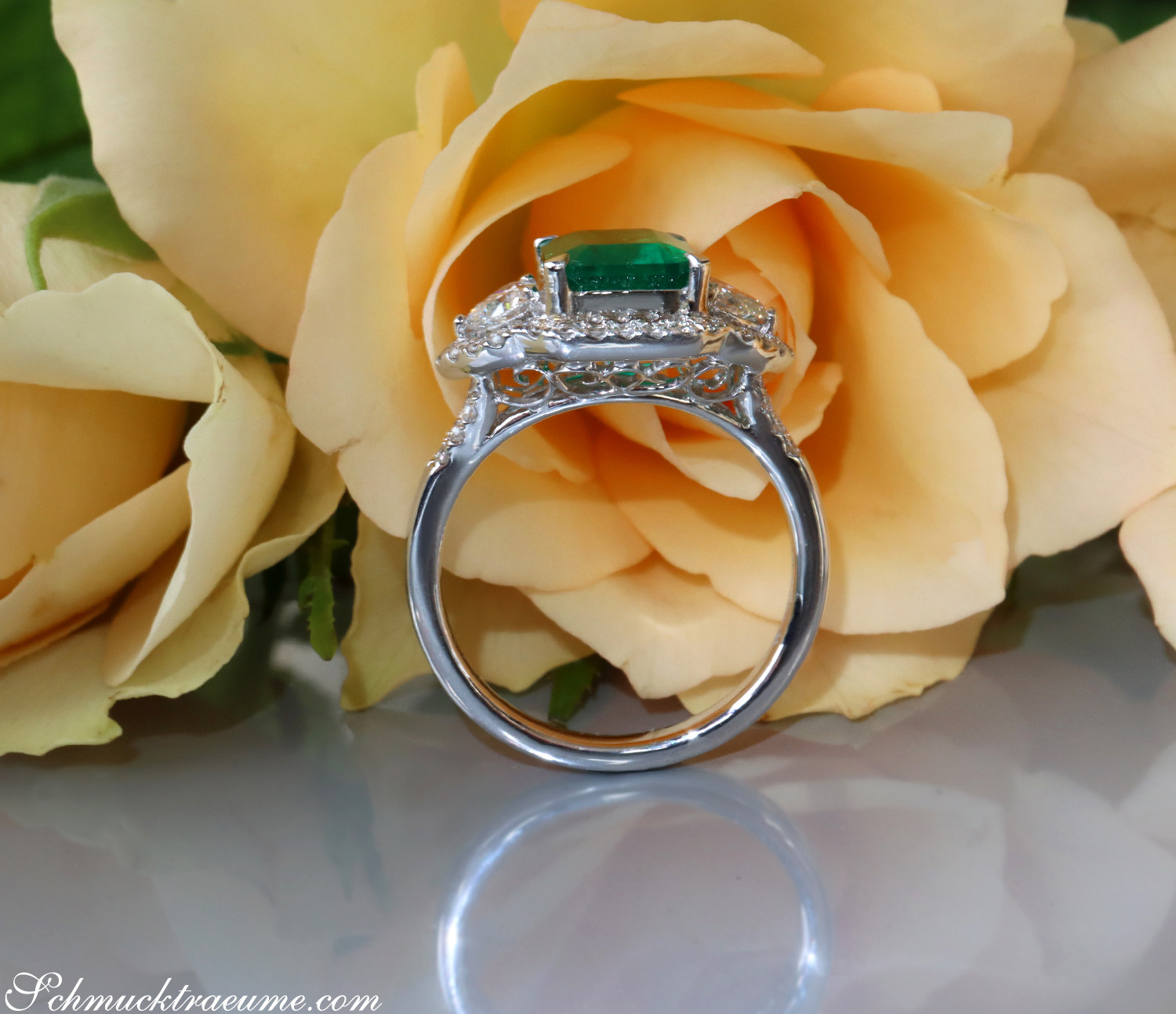 Smaragd-Ring mit Diamantherzen in Weißgold, Detailaufnahme, Rosenhintergrund