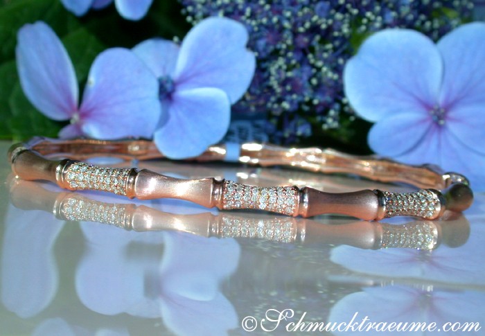 Roségold Bambusarmreif mit Diamanten auf Blumenreflexion