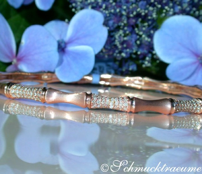 Roségold Bambusarmreif mit Diamanten auf Blumenreflexion Roségold Bambusarmreif mit Diamanten auf Blumenreflexion