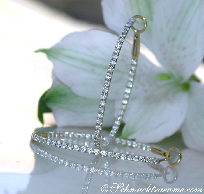 Detailansicht von zarten Creolen aus Gelbgold 585 mit 1.050 Karat Diamanten