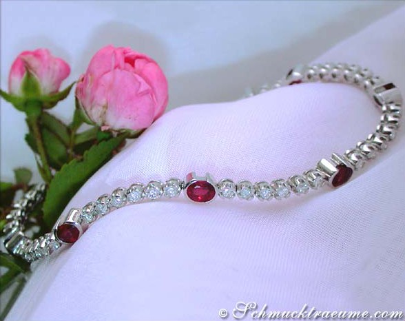 Weißgold 750 Armband mit Rubinen und Brillanten, Detailaufnahme, Rosen im Hintergrund