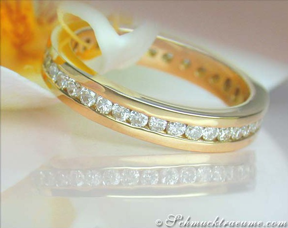 Goldener Memoire-Ring mit Diamanten, detailreich, elegant, auf weißem Hintergrund.