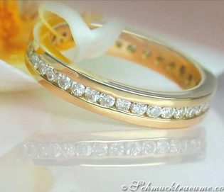 Goldener Memoire-Ring mit Diamanten, detailreich, elegant, auf weißem Hintergrund.