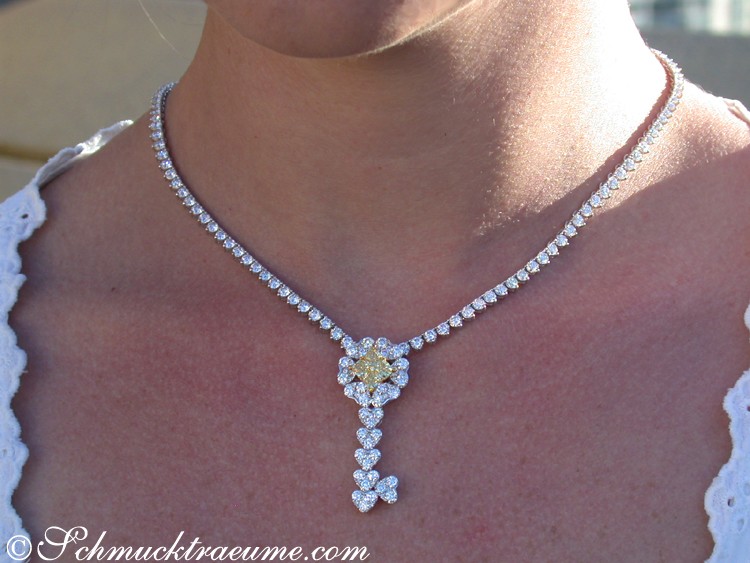 Weißgold-Anhänger mit gelben Diamanten, Detailaufnahme, getragen, elegant