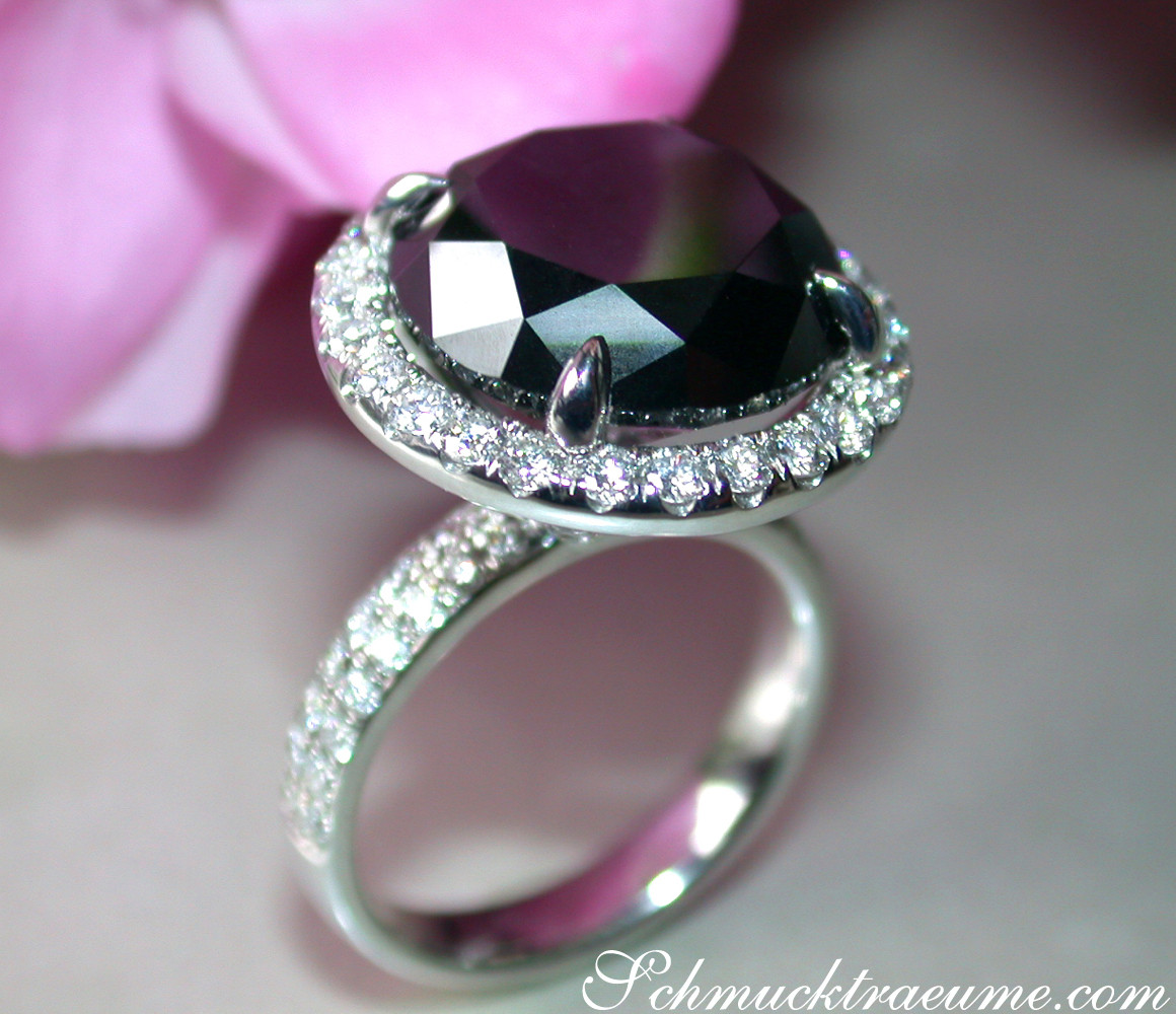 Schwarzdiamant-Solitär-Ring mit Diamant-Halbkreis, Detailaufnahme, Weißgold 750