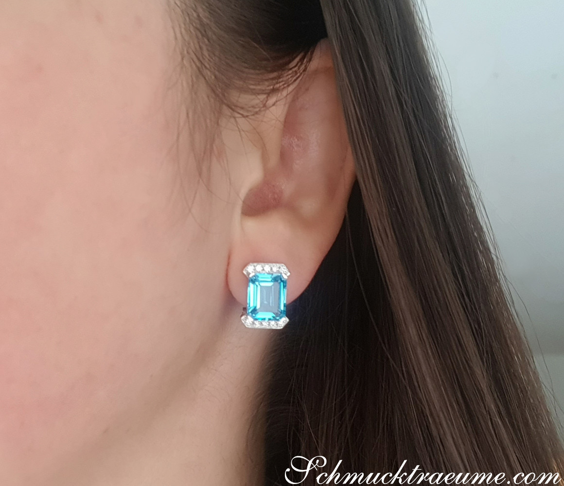 Blautopas-Ohrstecker mit Diamanten, Detailaufnahme in Weißgold 585