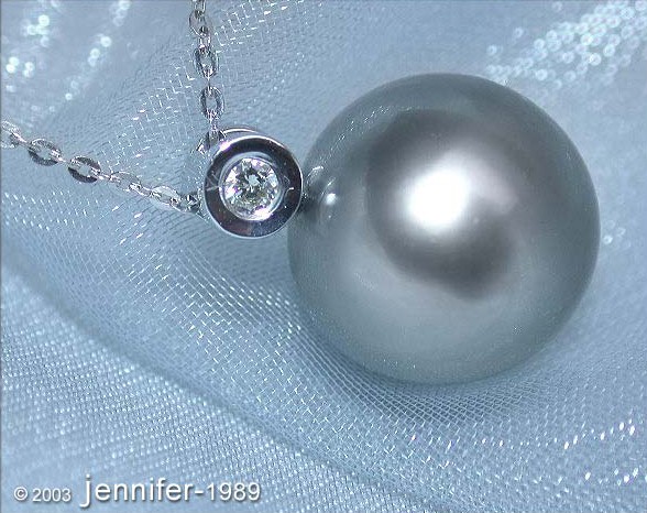 Klassische Tahitiperle mit Brillant auf Kette, Detailansicht, glänzende Perle und Diamant, Silberkette.
