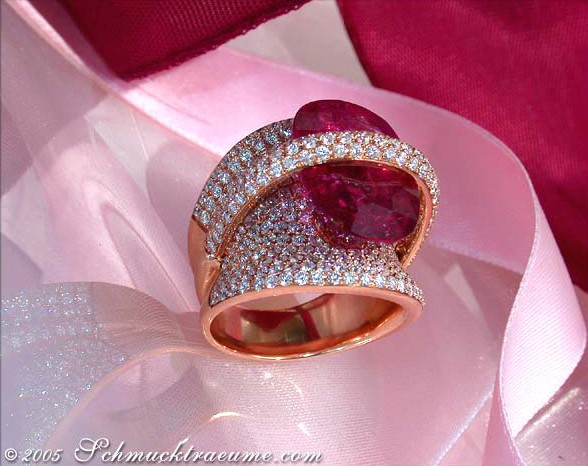 Rosenring mit Rubellit und Brillanten auf rosa Samt