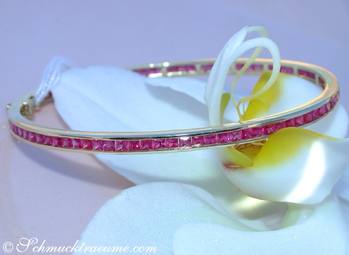 Edler Rubin-Armreif: Gelbgold 585, 5.000 Karat, detailreich auf Orchideenblüte.