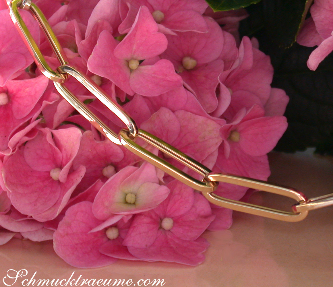 Gold-Paperclip-Armband in Gelbgold 585, detailreich, modern, auf Blütenblättern liegend