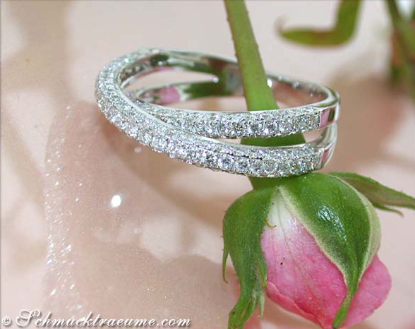 Überkreuzter Brillantenring in Weißgold 750 mit funkelnden Diamanten