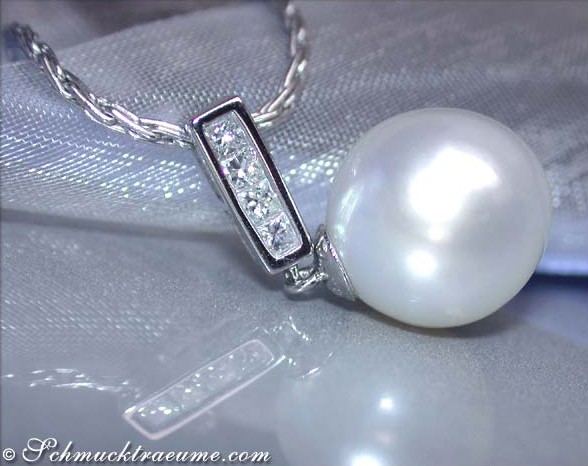 Weißgold-Anhänger mit Südseeperle und Diamanten, Detailaufnahme, zarte Kette, elegant.