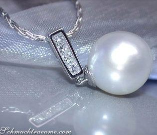 Weißgold-Anhänger mit Südseeperle und Diamanten, Detailaufnahme, zarte Kette, elegant.