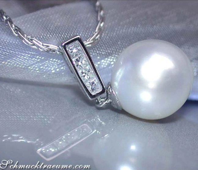 Weißgold-Anhänger mit Südseeperle und Diamanten, Detailaufnahme, zarte Kette, elegant. Weißgold-Anhänger mit Südseeperle und Diamanten, Detailaufnahme, zarte Kette, elegant.