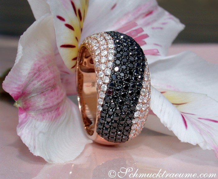 Edler Pavé-Ring mit schwarzen Diamanten im Wellen-Design auf Roségold