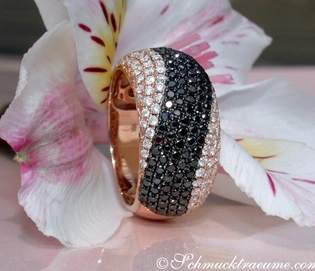 Edler Pavé-Ring mit schwarzen Diamanten im Wellen-Design auf Roségold