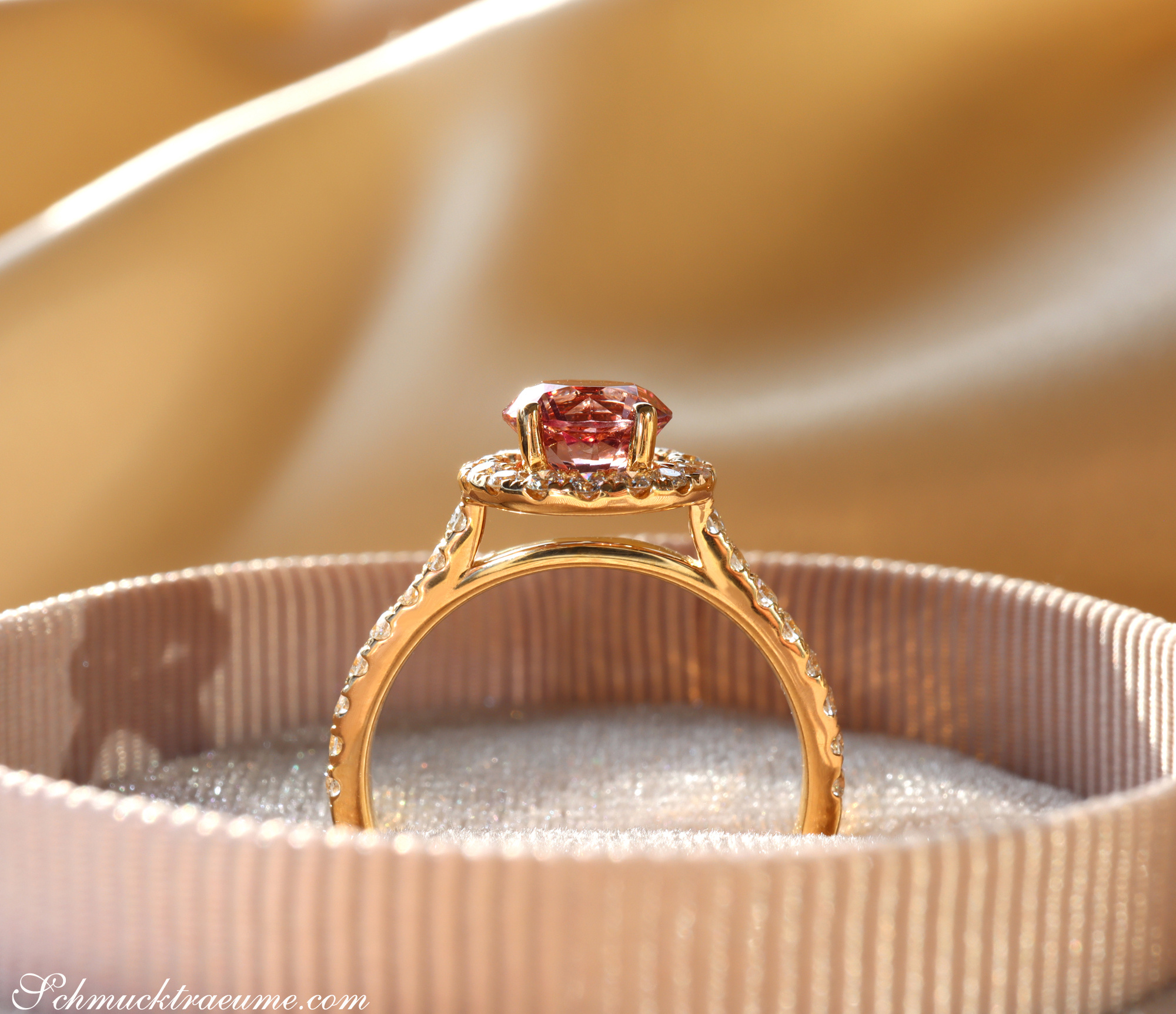 Goldener Ring mit rosa Granat und Diamanten in Altrosa-Stein, detailreich verziert