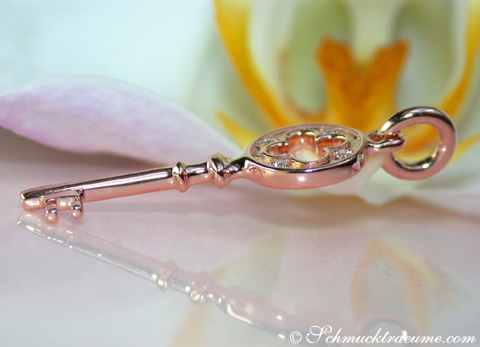 Detail des roségoldenen Schlüsselanhängers mit Diamanten, zarte Verzierungen