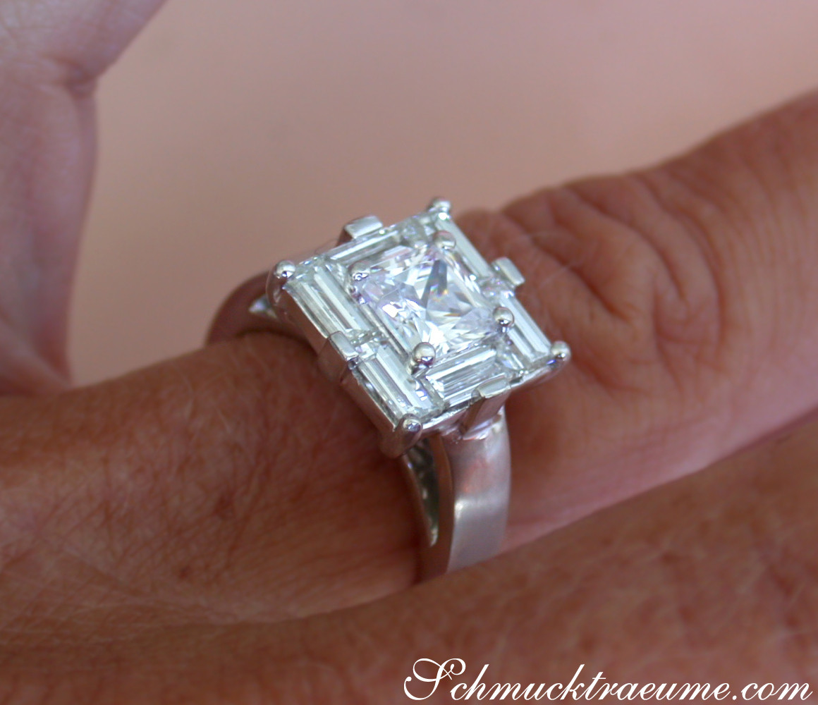 Prinzessin-Diamant-Ring mit Baguette-Diamanten auf Handfinger, Detailaufnahme.
