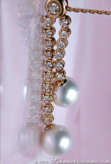 Goldener Anhänger mit Perlen und Diamanten, Detailaufnahme, elegant und luxuriös