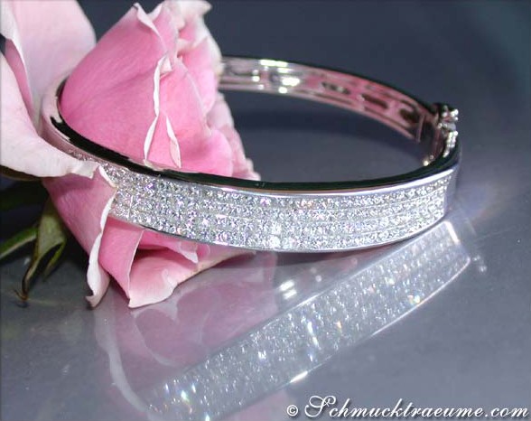 Detailansicht des Diamantenarmreifs im Invisible Setting, klarer Strass, weißes Gold 750