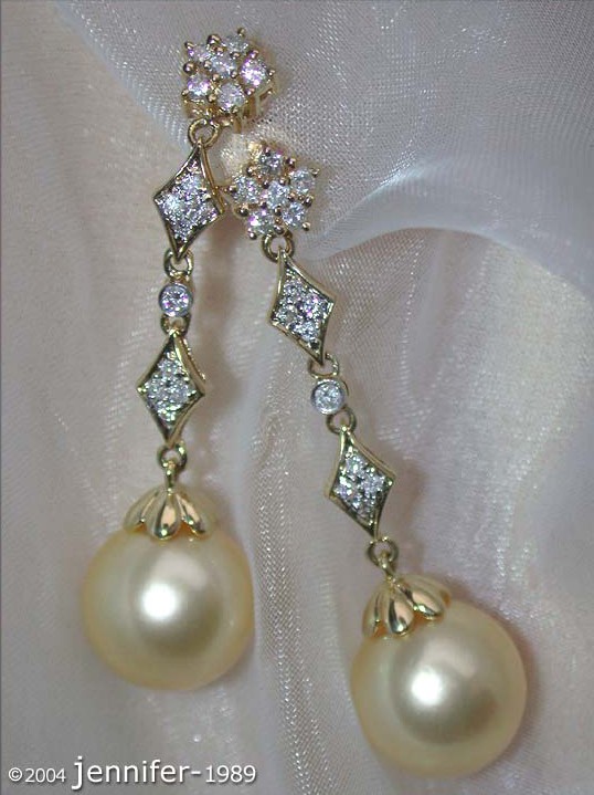 Goldene Südseeperlen Ohrgehänge mit Diamanten in Art-Déco-Stil, Detailaufnahme.