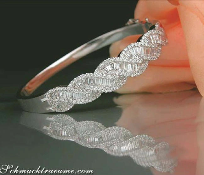 Weißgold-Armreif mit 229 Diamanten, Detailaufnahme, glänzende Linien, hochwertig verarbeitet Weißgold-Armreif mit 229 Diamanten, Detailaufnahme, glänzende Linien, hochwertig verarbeitet
