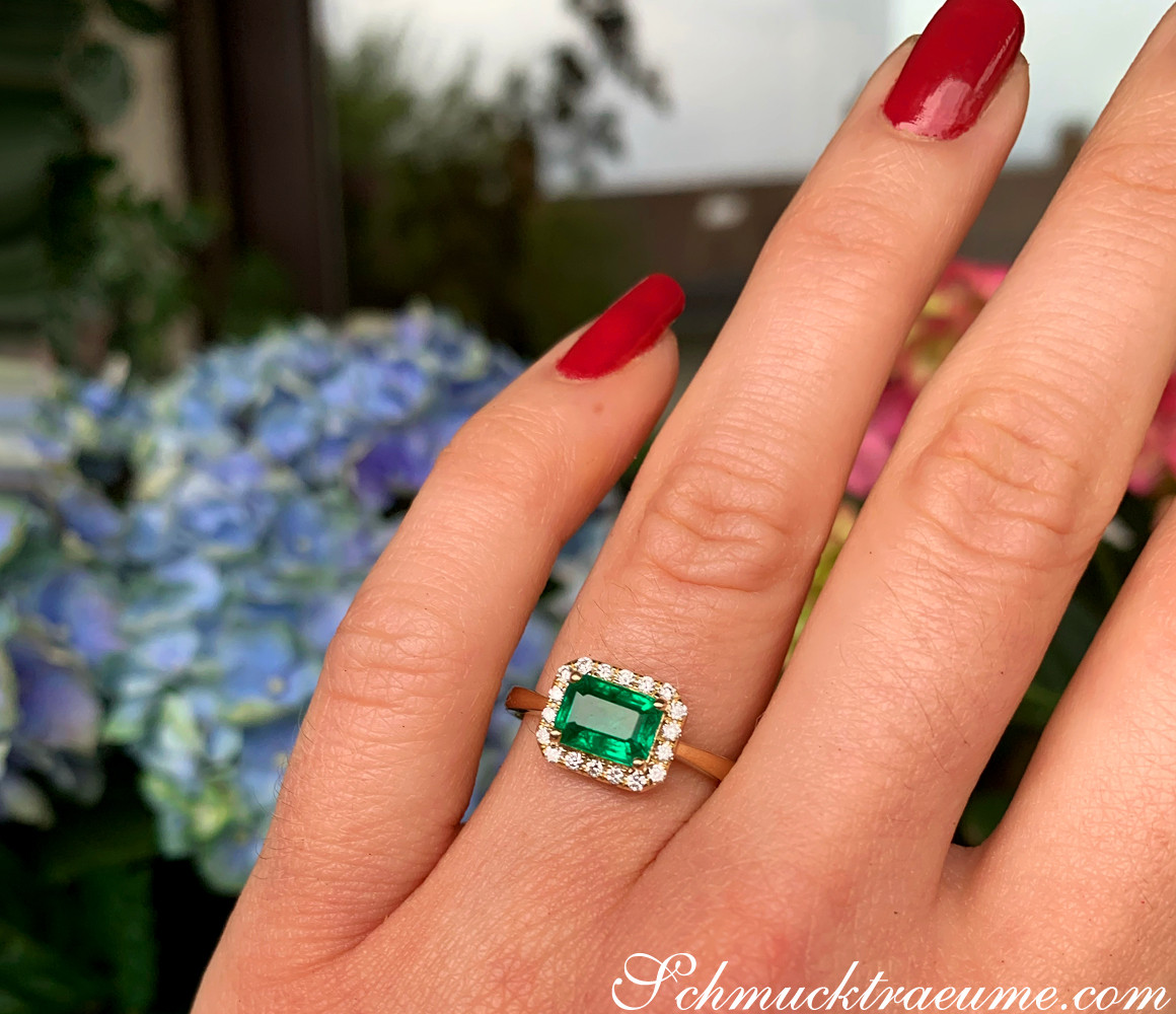 Ringszene mit Smaragd und Brillanten in Gelbgold 585