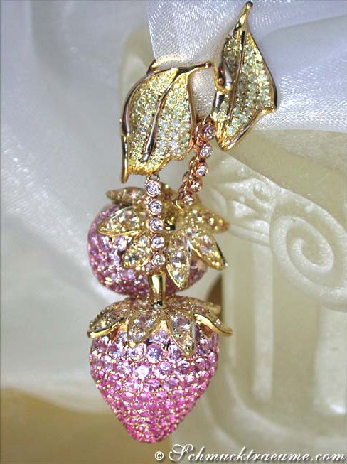 Detailansicht: Langhänger mit pinken & gelben Saphiren, goldene Blätter, auf weißem Hintergrund