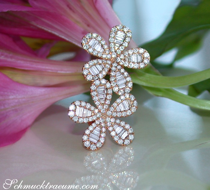 Blütenförmiger Diamant-Ohrstecker aus Roségold 750, detailreiches Design mit Trapez-Diamanten