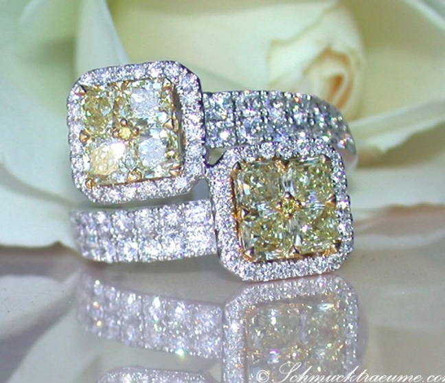 Weißgold-Ring mit gelben und weißen Diamanten, Detailaufnahme, Rosenhintergrund Weißgold-Ring mit gelben und weißen Diamanten, Detailaufnahme, Rosenhintergrund