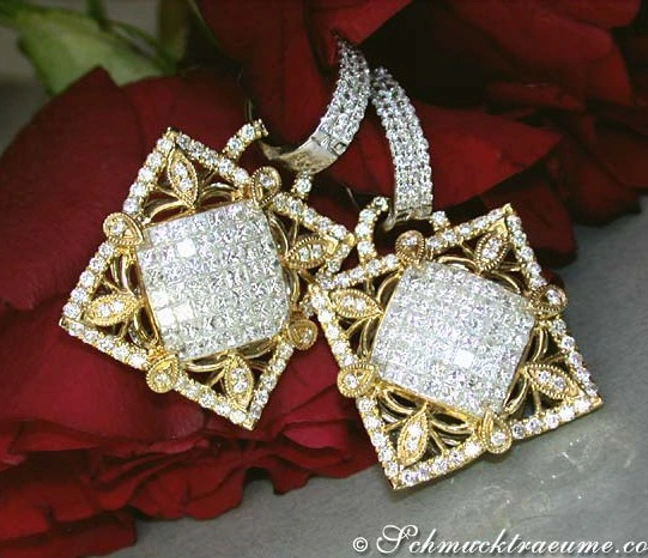 Diamant-Ohrringe mit Princess-Diamanten auf goldener Basis, vor roten Rosenblättern. Diamant-Ohrringe mit Princess-Diamanten auf goldener Basis, vor roten Rosenblättern.