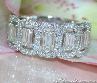 Edler Smaragdschliff-Diamant-Ring im Weißgold, Detailaufnahme auf Blumenblätter