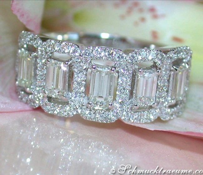 Edler Smaragdschliff-Diamant-Ring im Weißgold, Detailaufnahme auf Blumenblätter Edler Smaragdschliff-Diamant-Ring im Weißgold, Detailaufnahme auf Blumenblätter