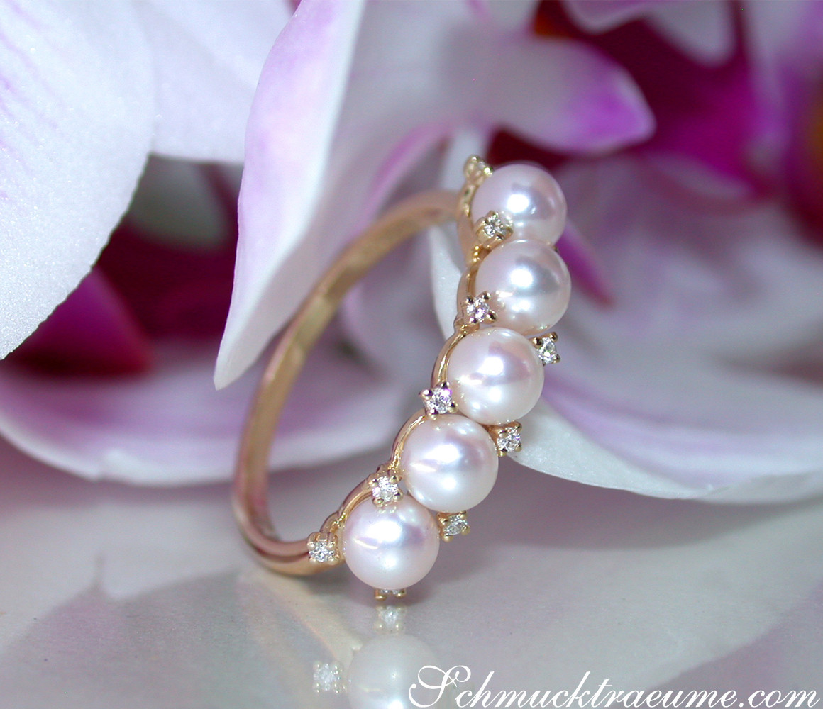 Perlenring mit Akoya-Perlen und Diamanten, Detailaufnahme, auf Orchideenblüte liegend