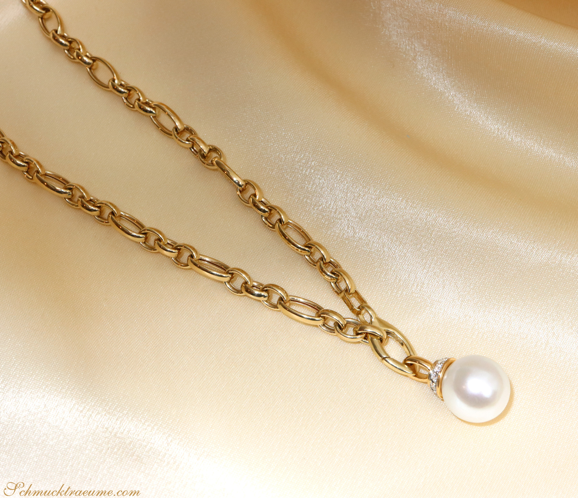 Goldkette mit ovalen und runden Gliedern, Perlenanhänger, glänzend, elegant.