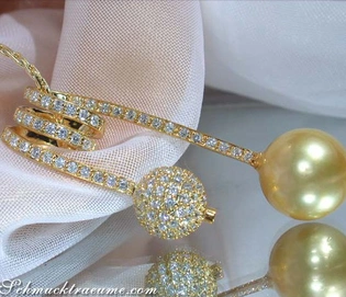 Goldener Südseeperlen-Anhänger mit Brillanten-Pavé-Kugel